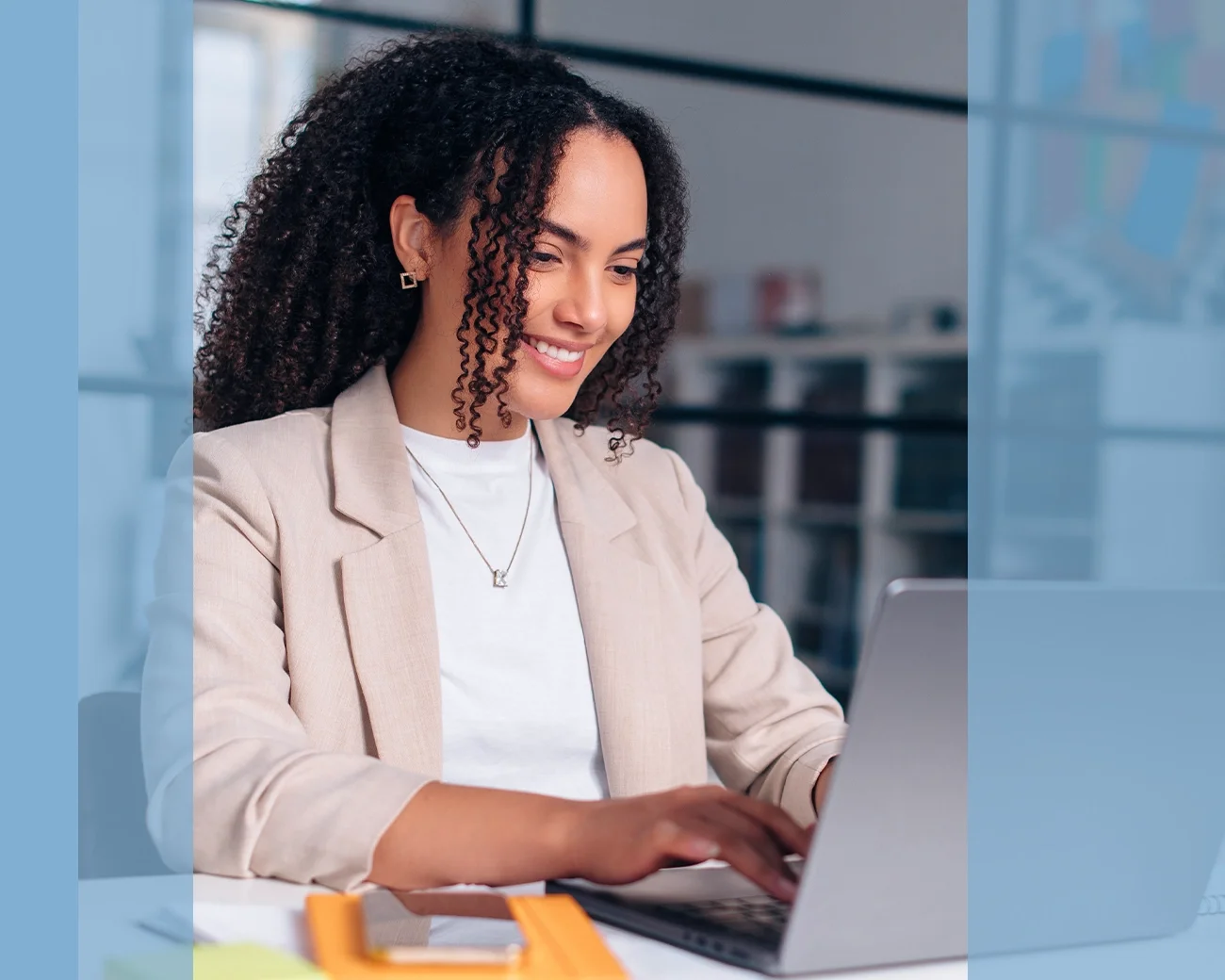 Supportprofessional zit lachend achter laptop in kantooromgeving