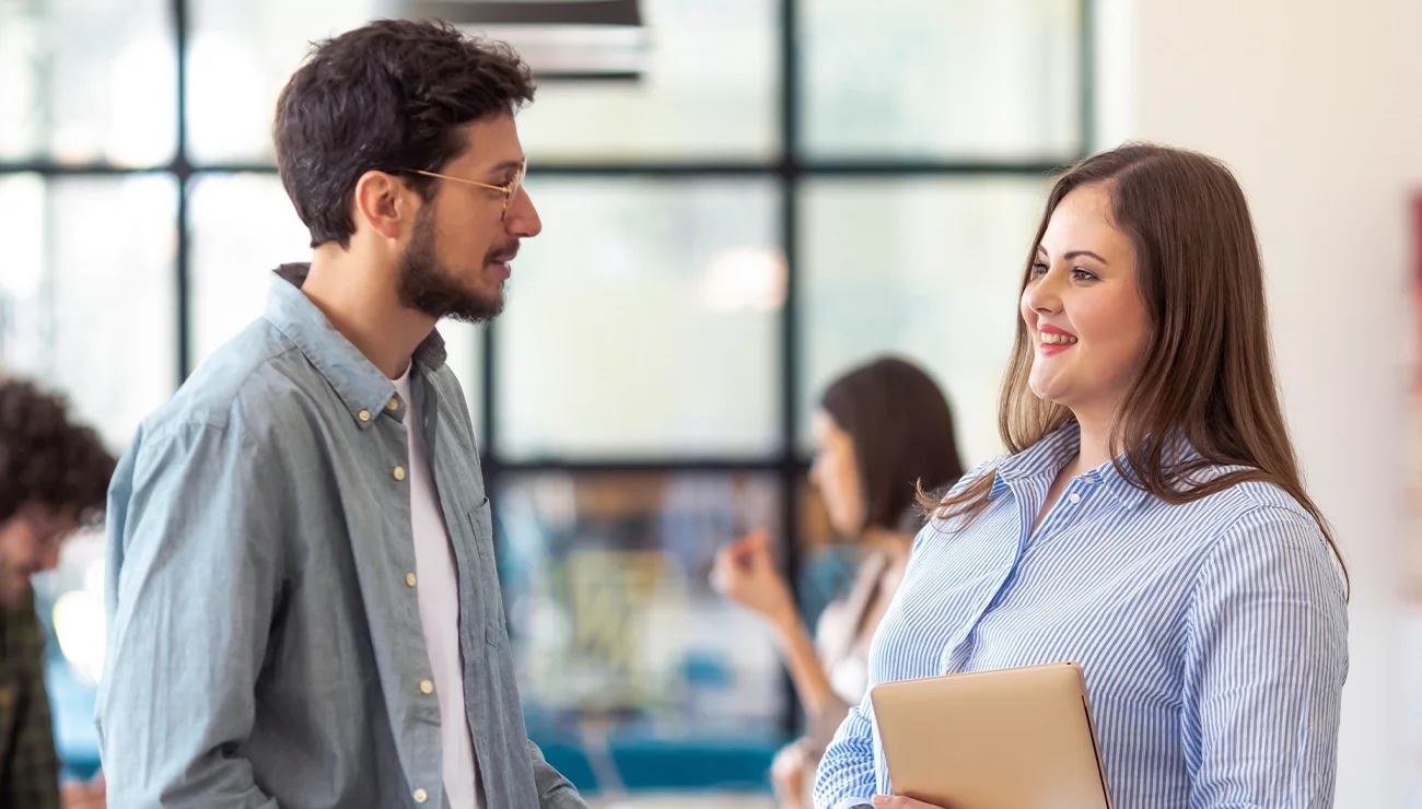 man praat met vrouw