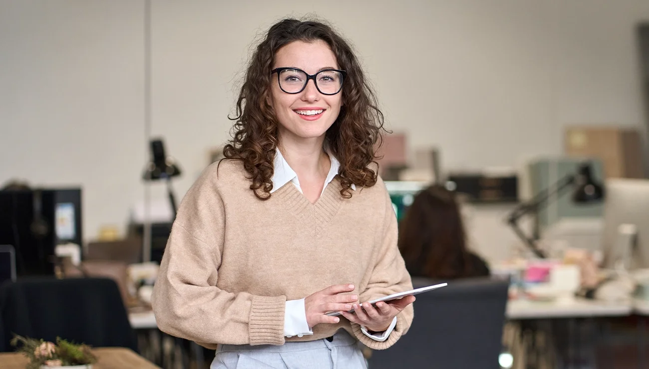 Vrouw met tablet in haar handen