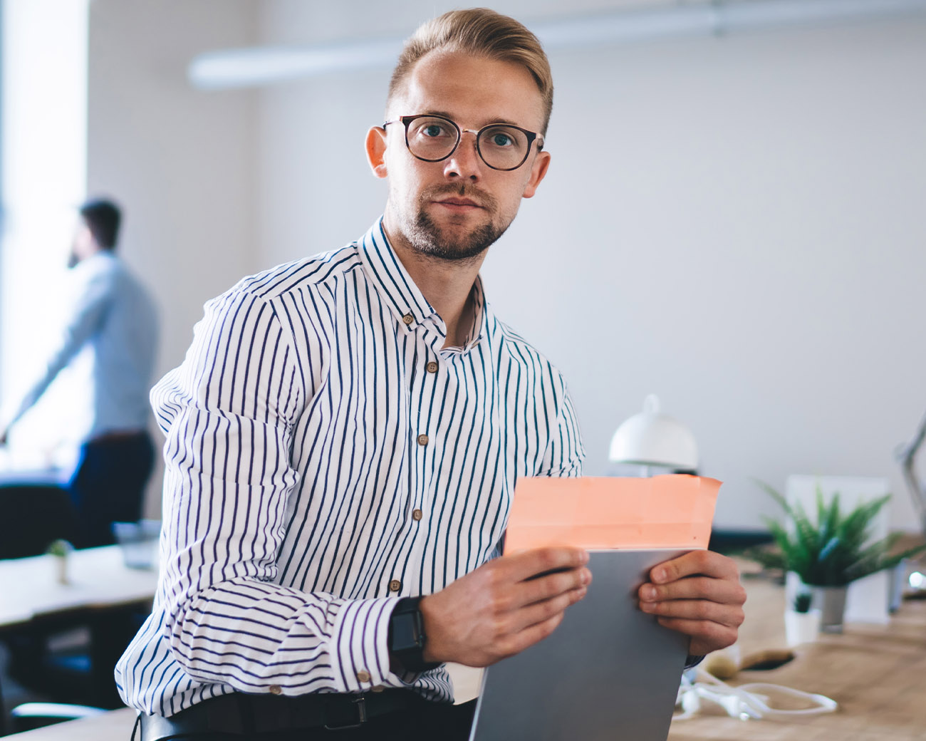 Man met papierwerk