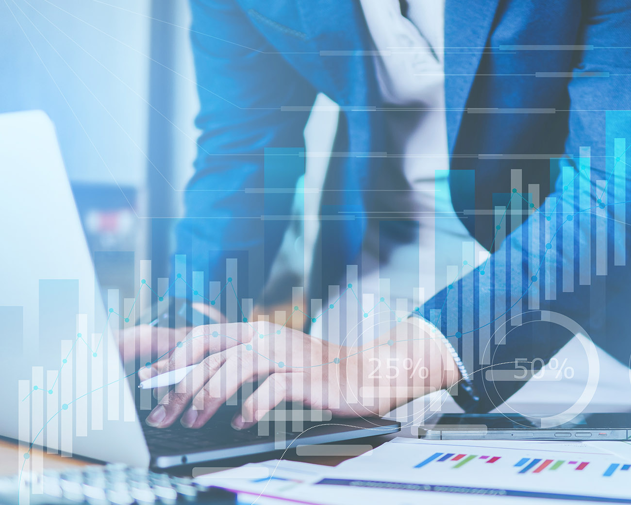 Man met laptop en visuele grafiek