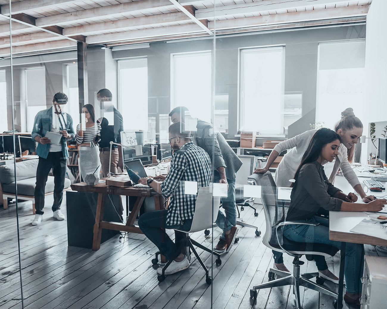 Groep medewerkers aan het werk in werkomgeving