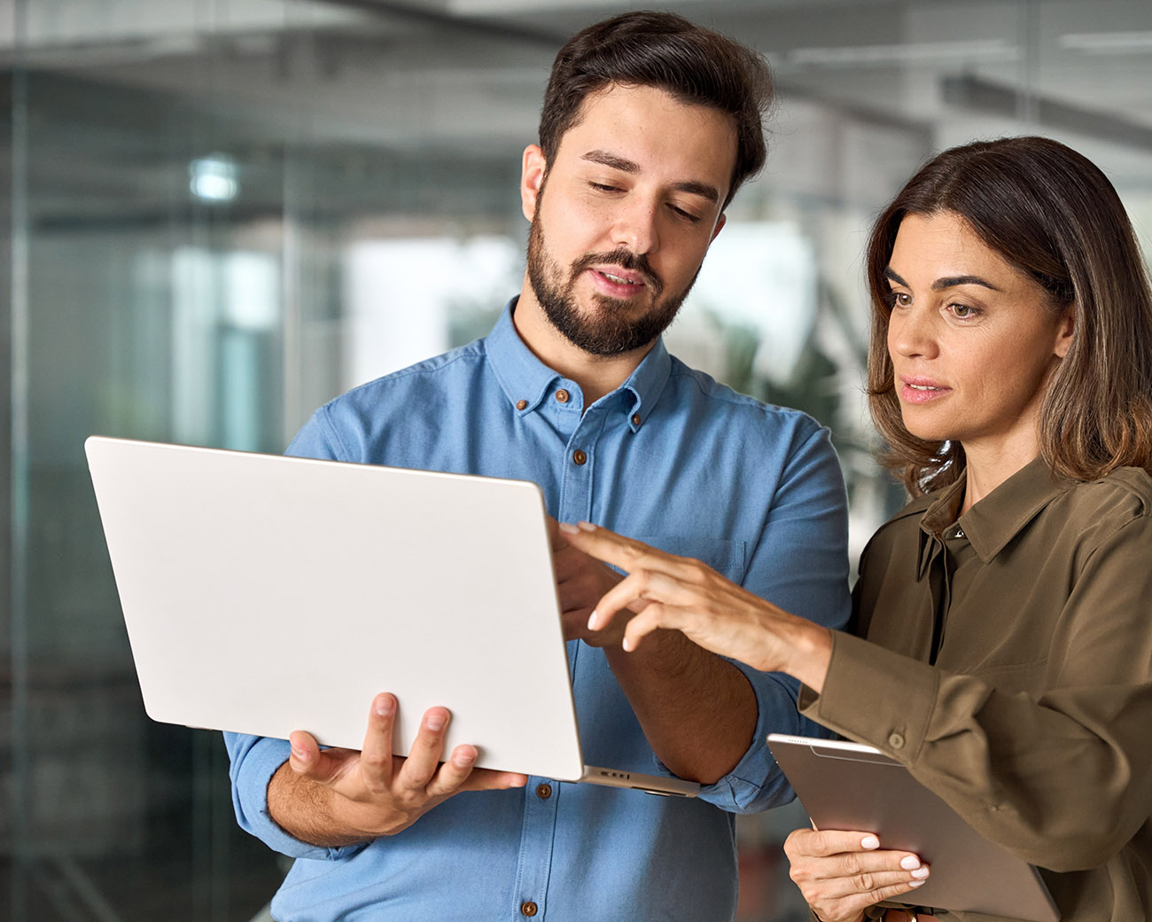 man en vrouw kijken samen naar laptop en wijzen naar het scherm