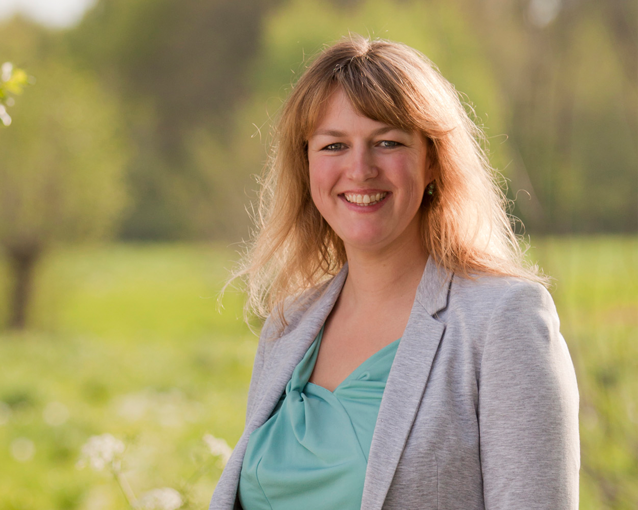vrouw in de natuur lachend