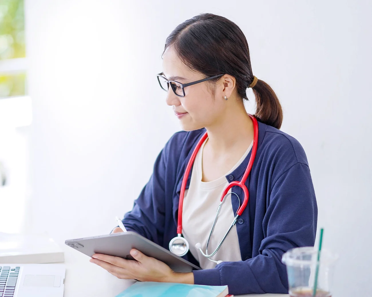 Zorgprofessional werkt met digitale middelen