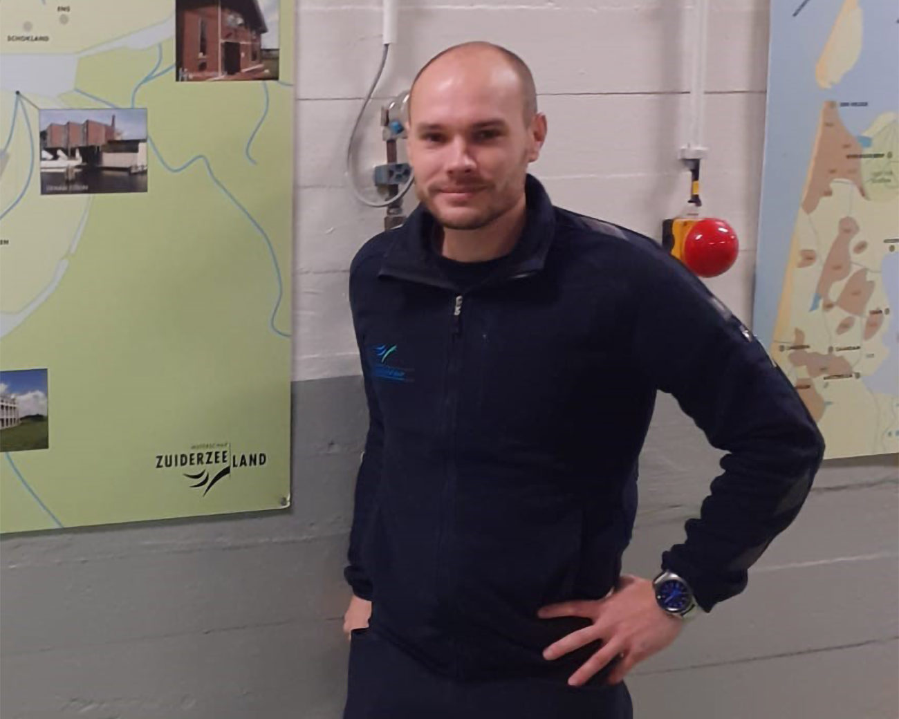 Geoffrey Helmer staand bij een bord van Zuiderzee Land