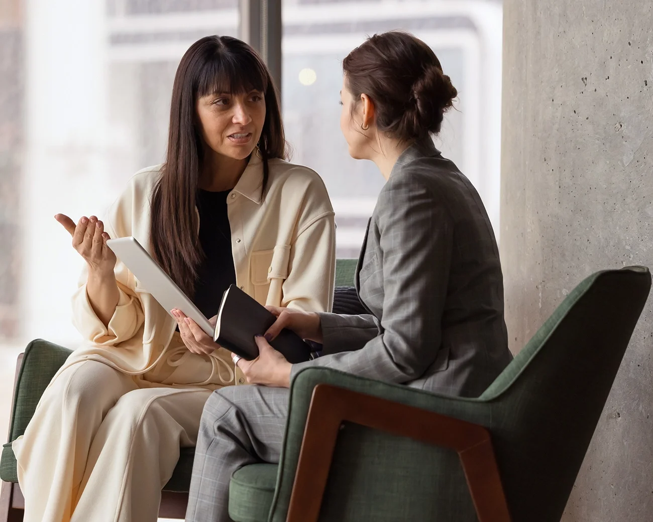 Twee zakenvrouwen in gesprek over WFT wijzigingen