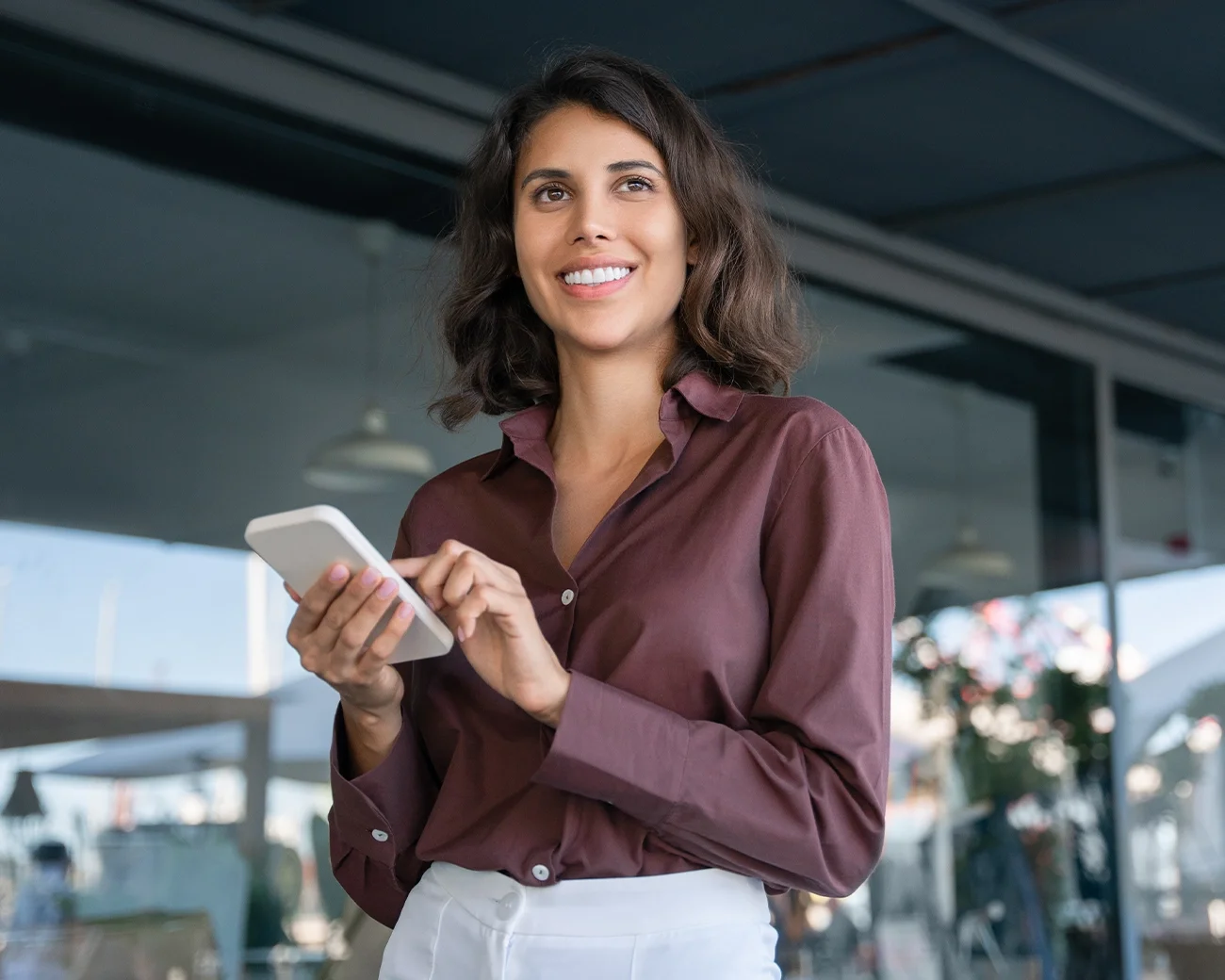 Lachende vrouw in kantooromgeving