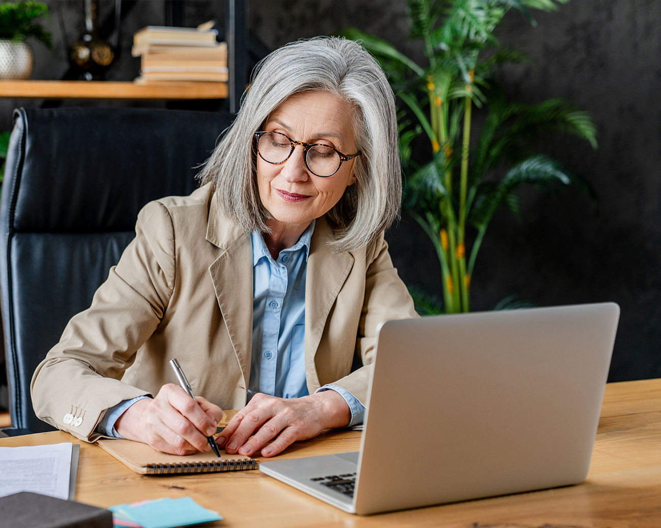 Vrouw schrijft op notitieblok