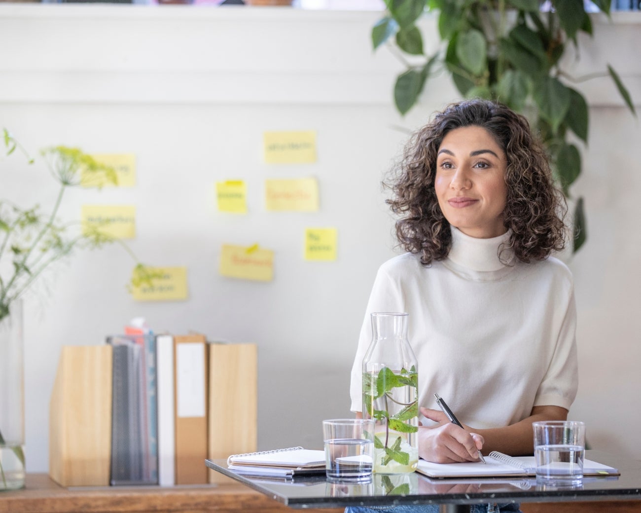 Vrouw schrijft in boekje