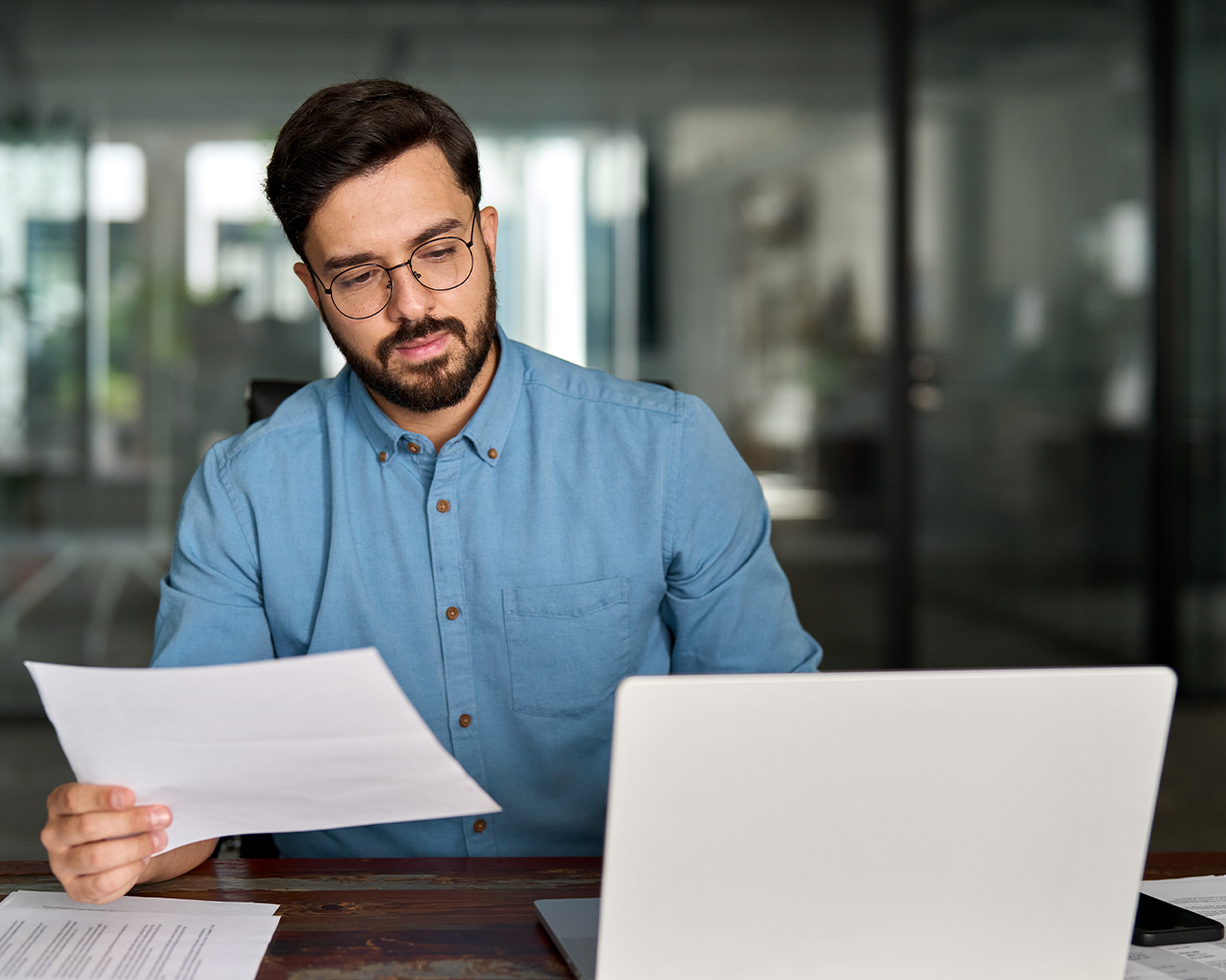 Professional werkt achter laptop