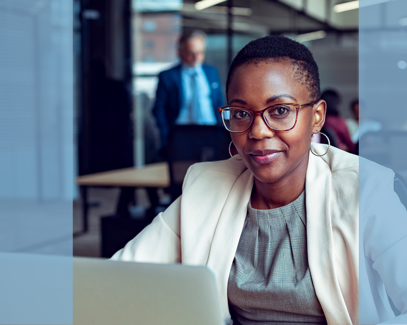 Supportprofessional in zakelijke omgeving achter laptop