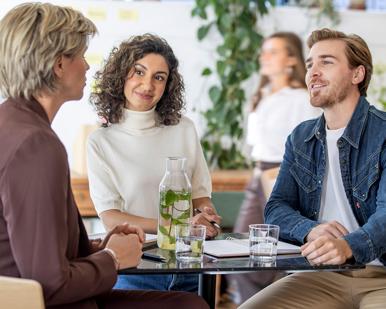 Drie wendbare mensen in gesprek aan tafel