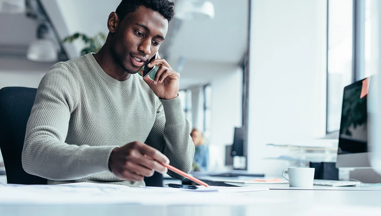 Donkere man in zakelijk telefoongesprek