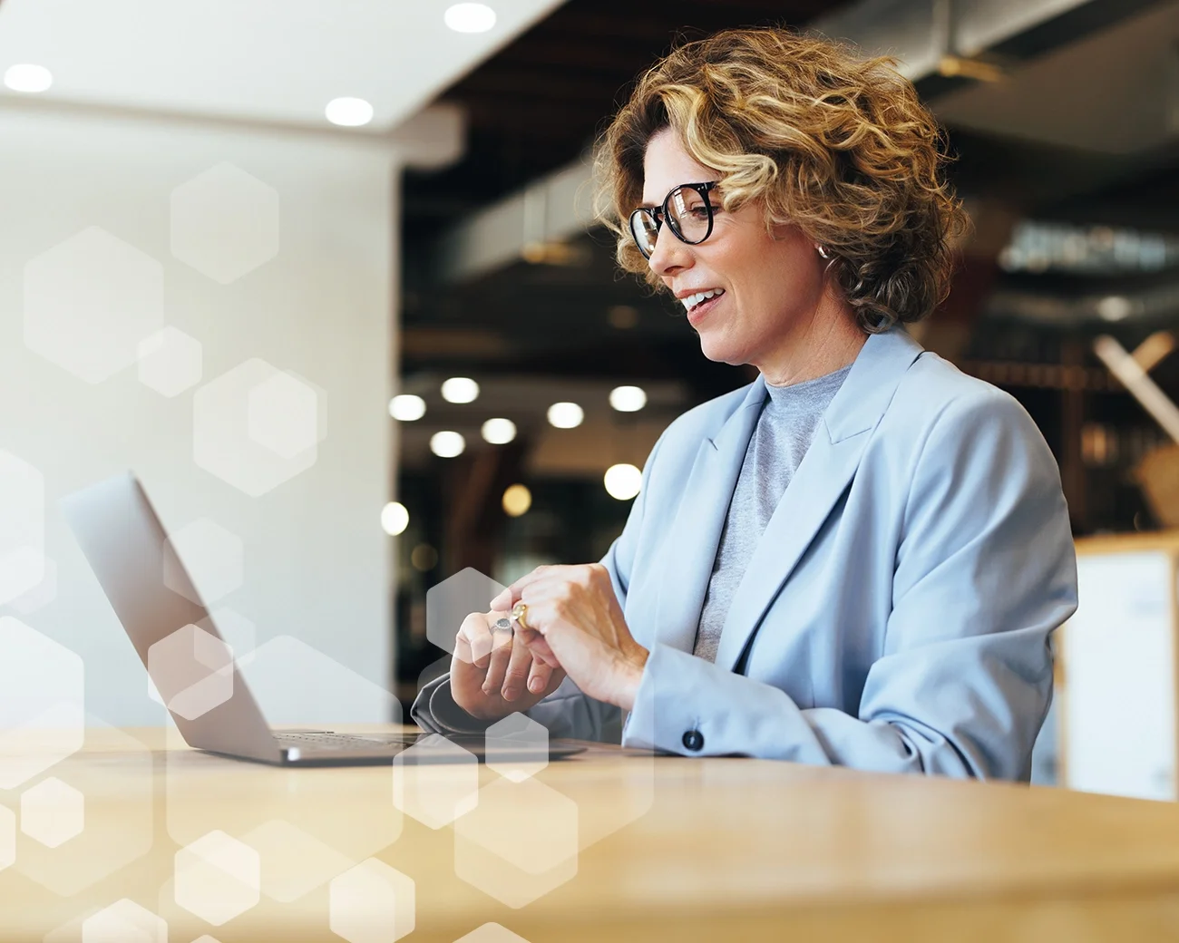 Vrouwelijke salarisprofessional achter laptop