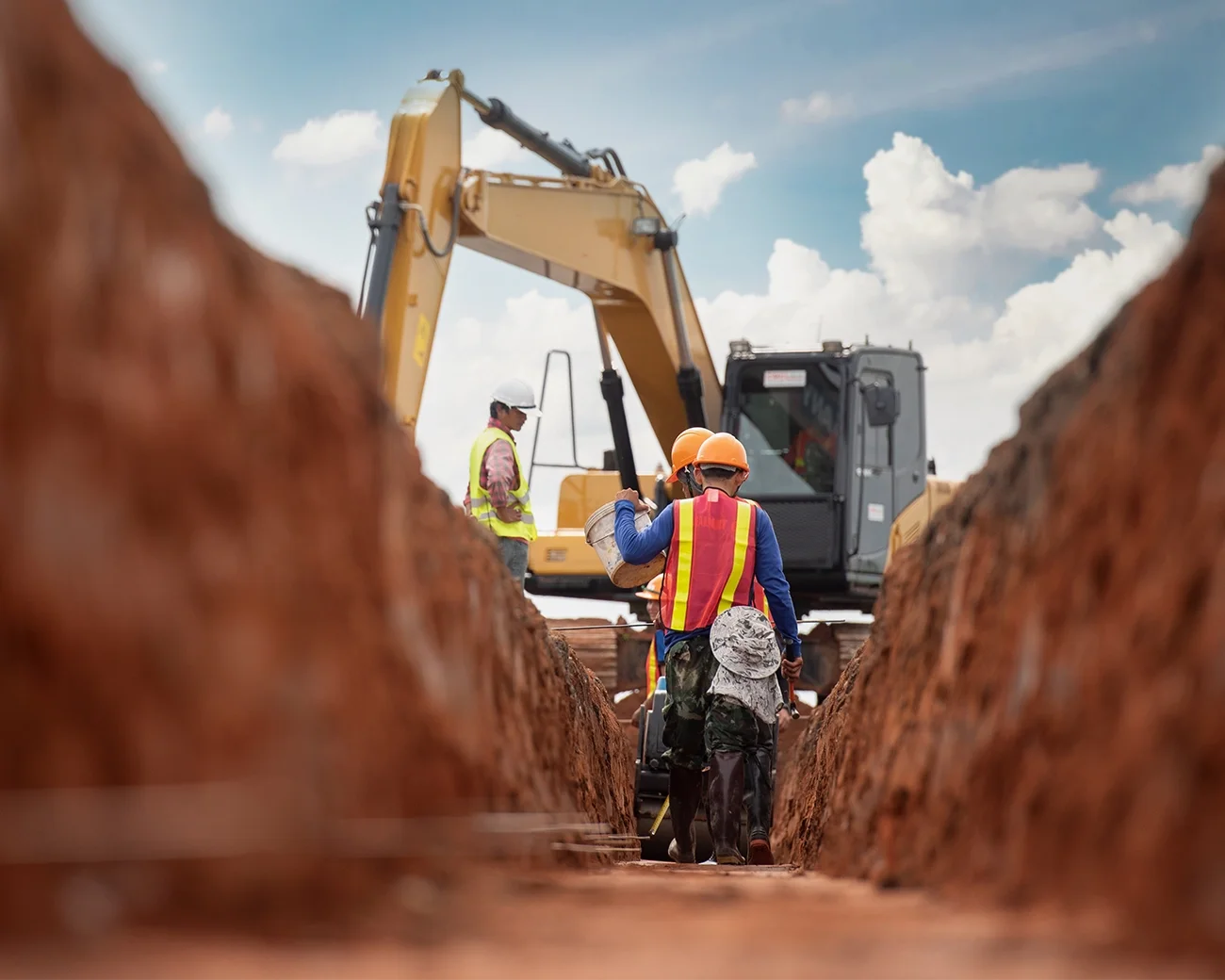 Graafmachine en mannen graven in bodem