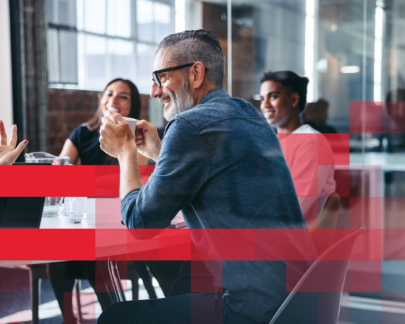 Collega's in gesprek aan meetingtafel