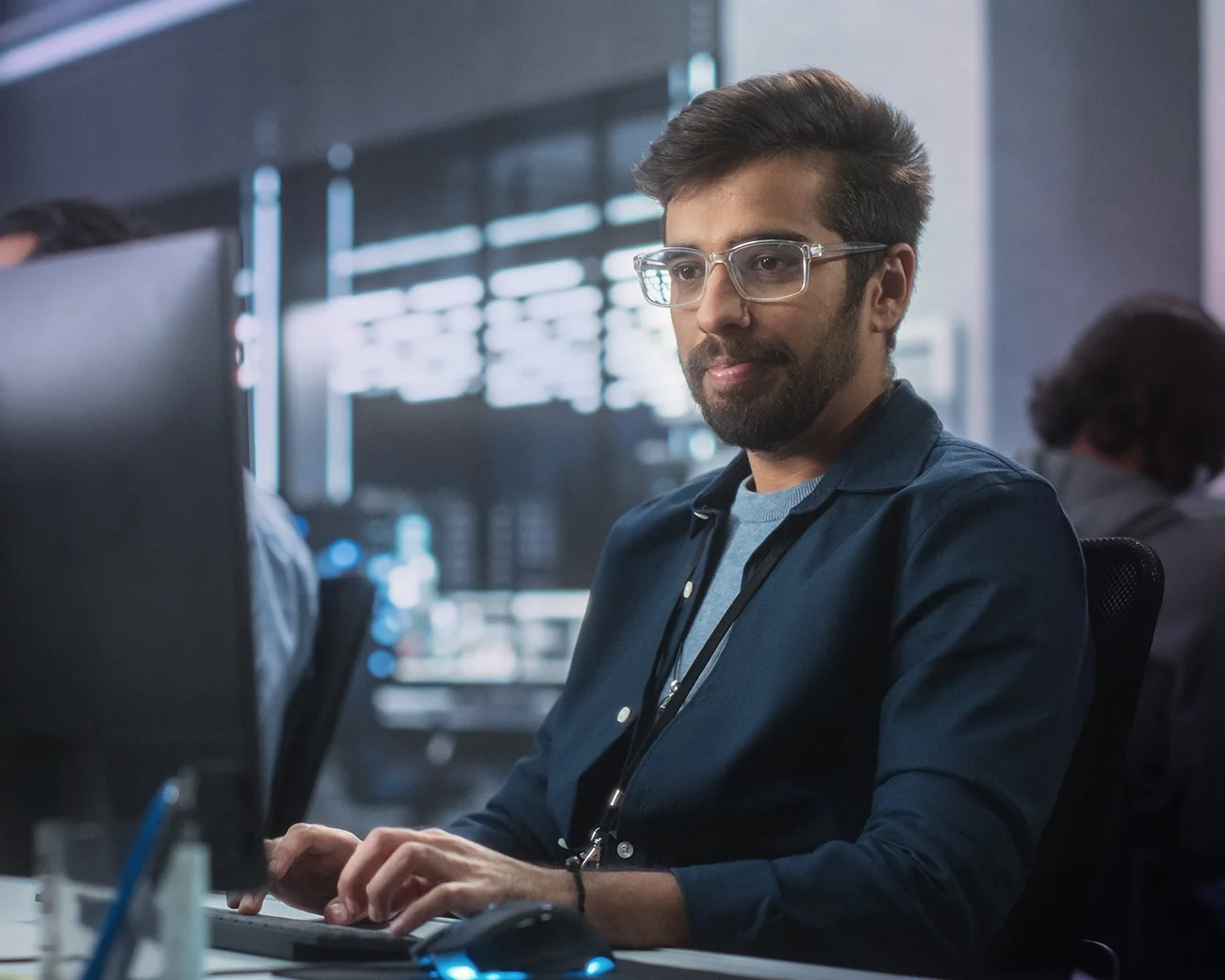 IT-professional werkzaam in kantooromgeving achter laptop
