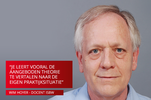 Close-up portret van ISBW-docent Wim Hoyer met quote in rode balk: "Je leer vooral de aangeboden theorie te vertalen naar de eigen praktijksituatie"