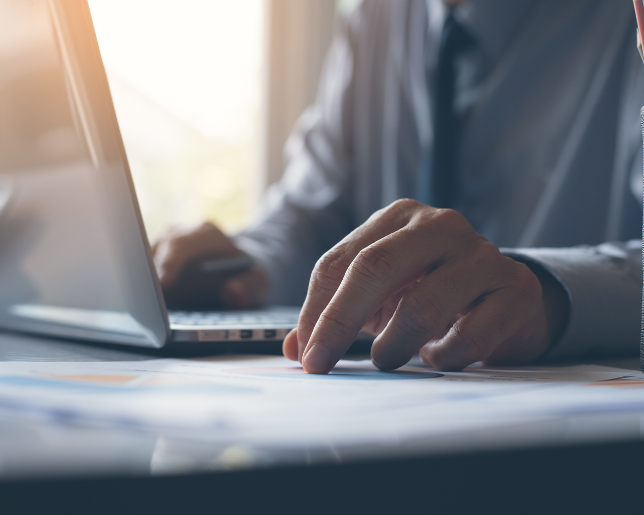 Close-up van man aan laptop