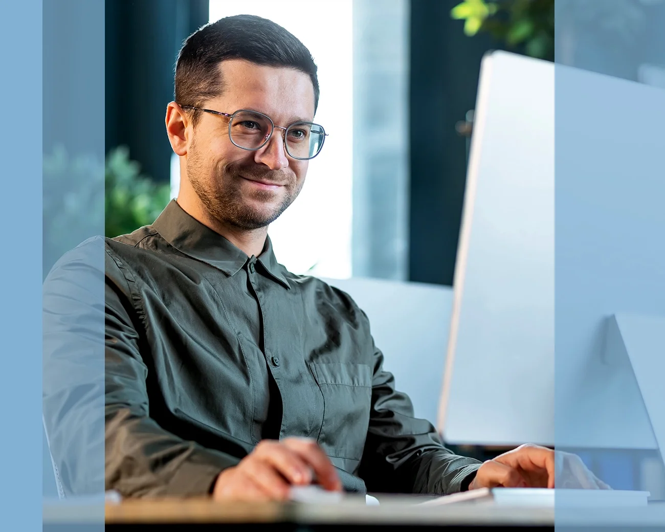 Virtual assistant werkt achter computer