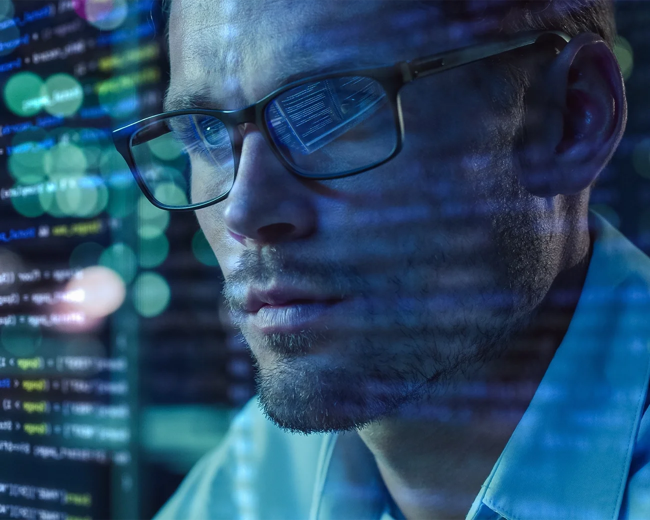 Man kijkt naar cijfers op scherm