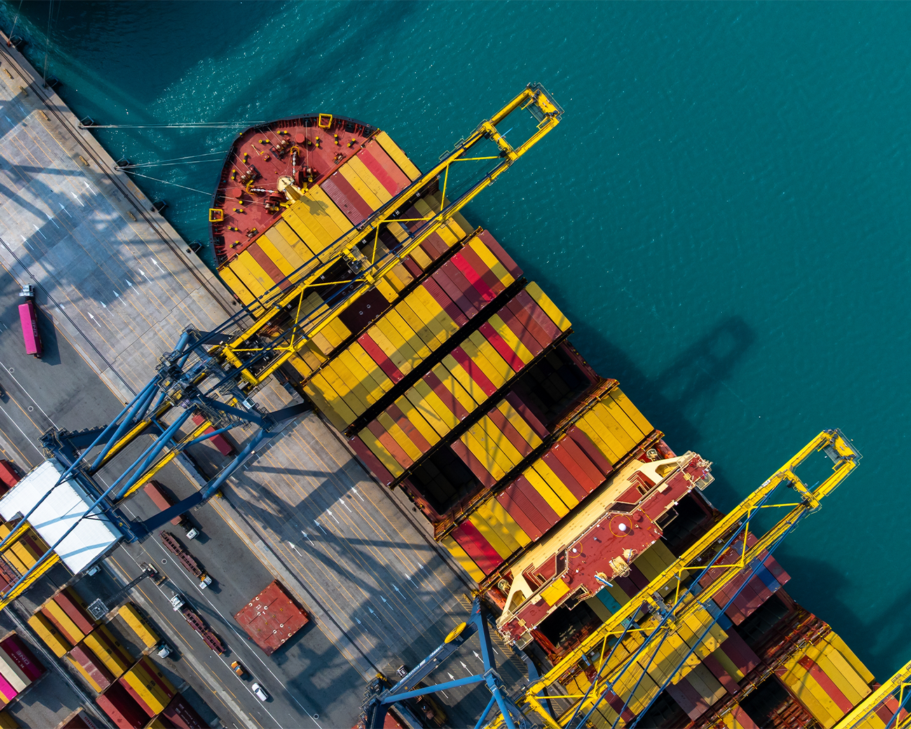 Luchtfoto van schip in Rotterdamse haven