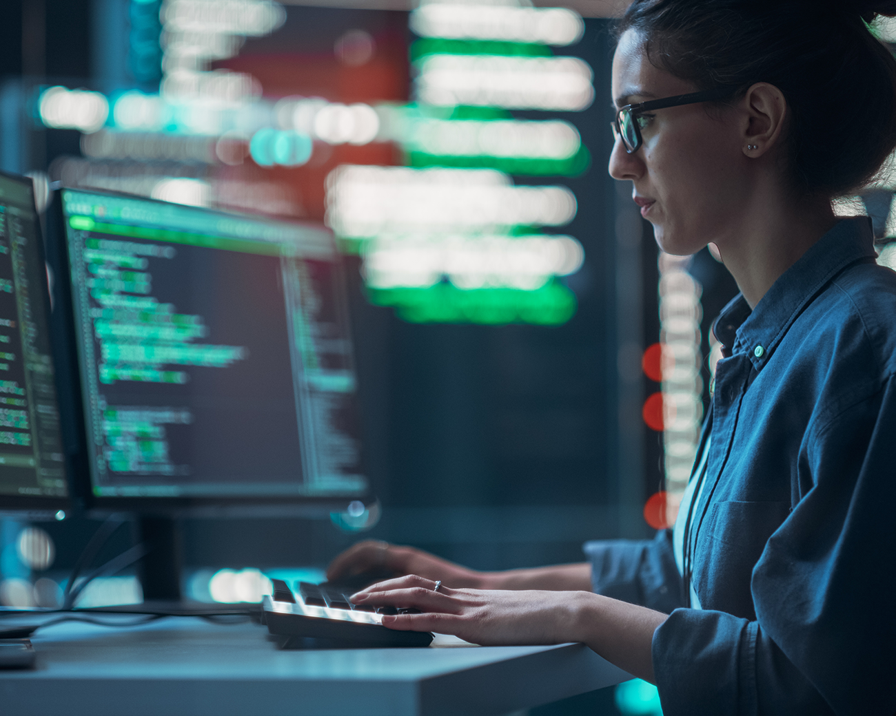 Datascientist werkt achter computer
