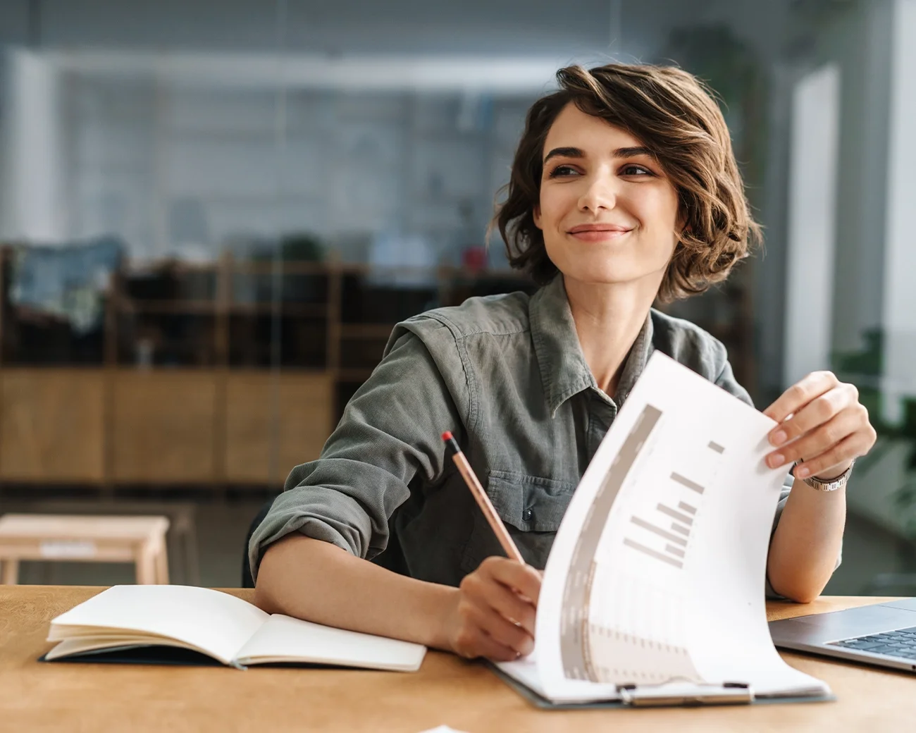 Vrouw maakt aantekening op papier in klembord