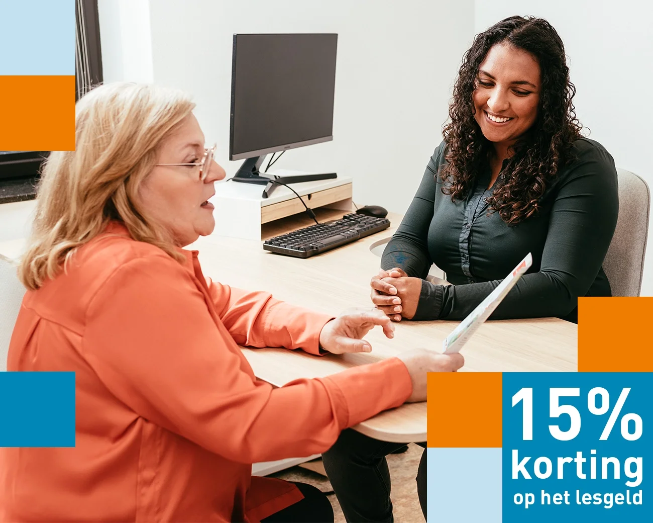 Therapeut legt iets uit aan client