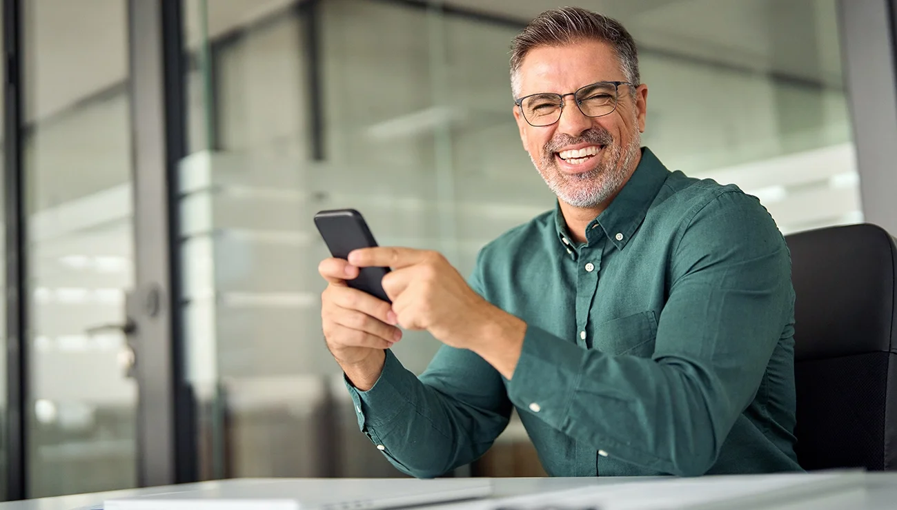 Man met telefoon in zijn handen