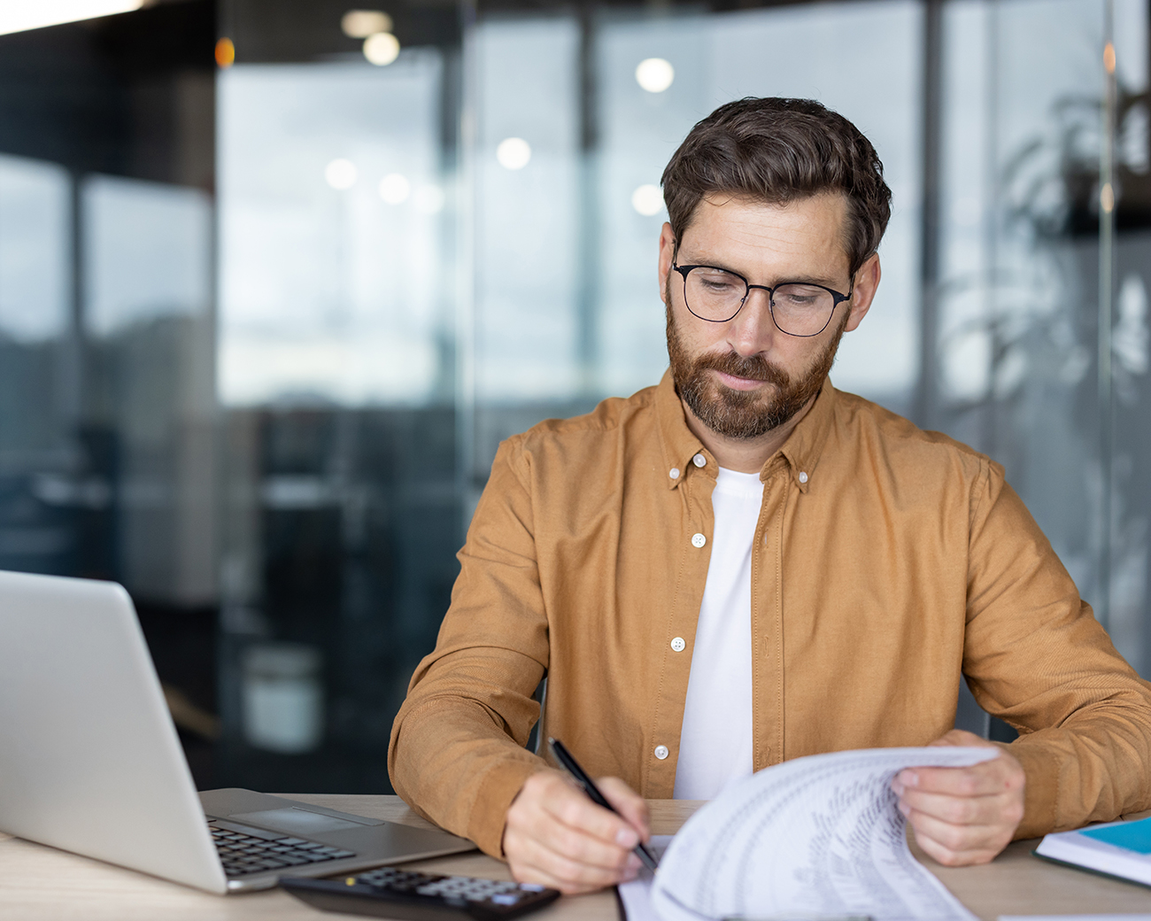 Juridisch kwaliteitsmedewerker bestudeert de Participatiewet achter laptop