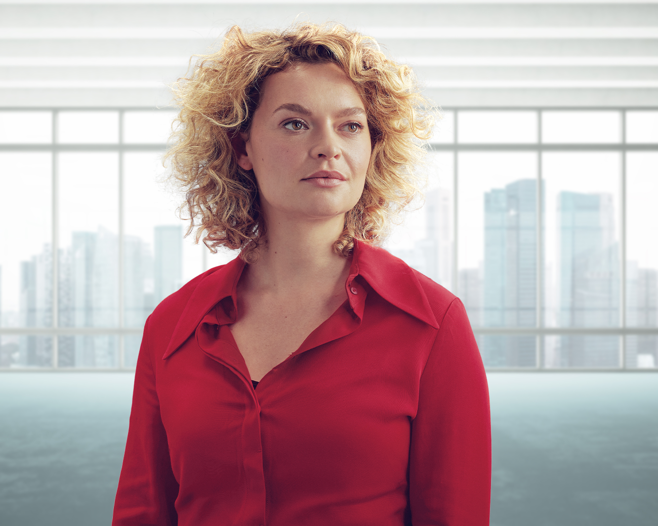 Zelfverzekerde vrouw kijkt naar voren op kantoor