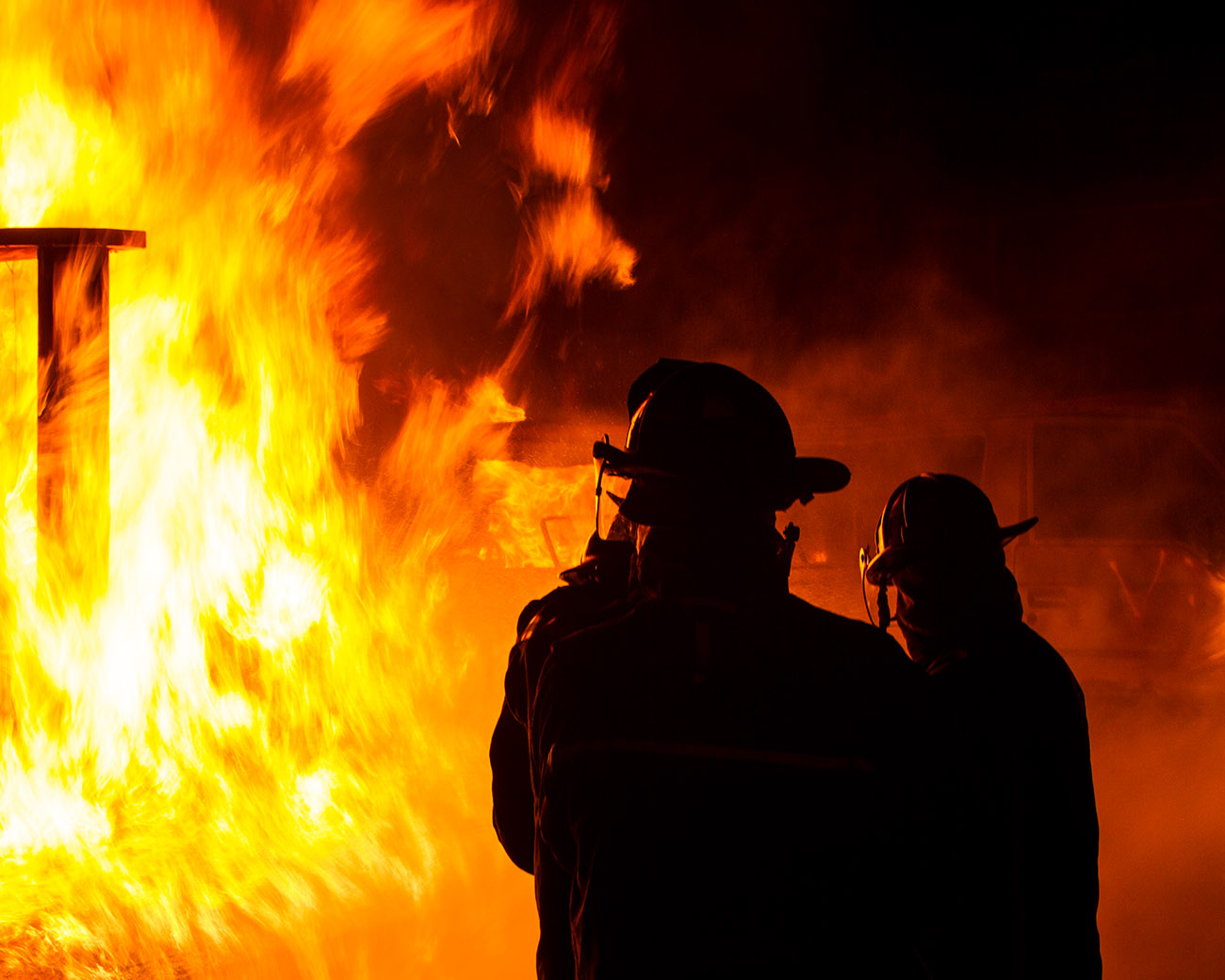 Brandweermannen kijken naar een brand