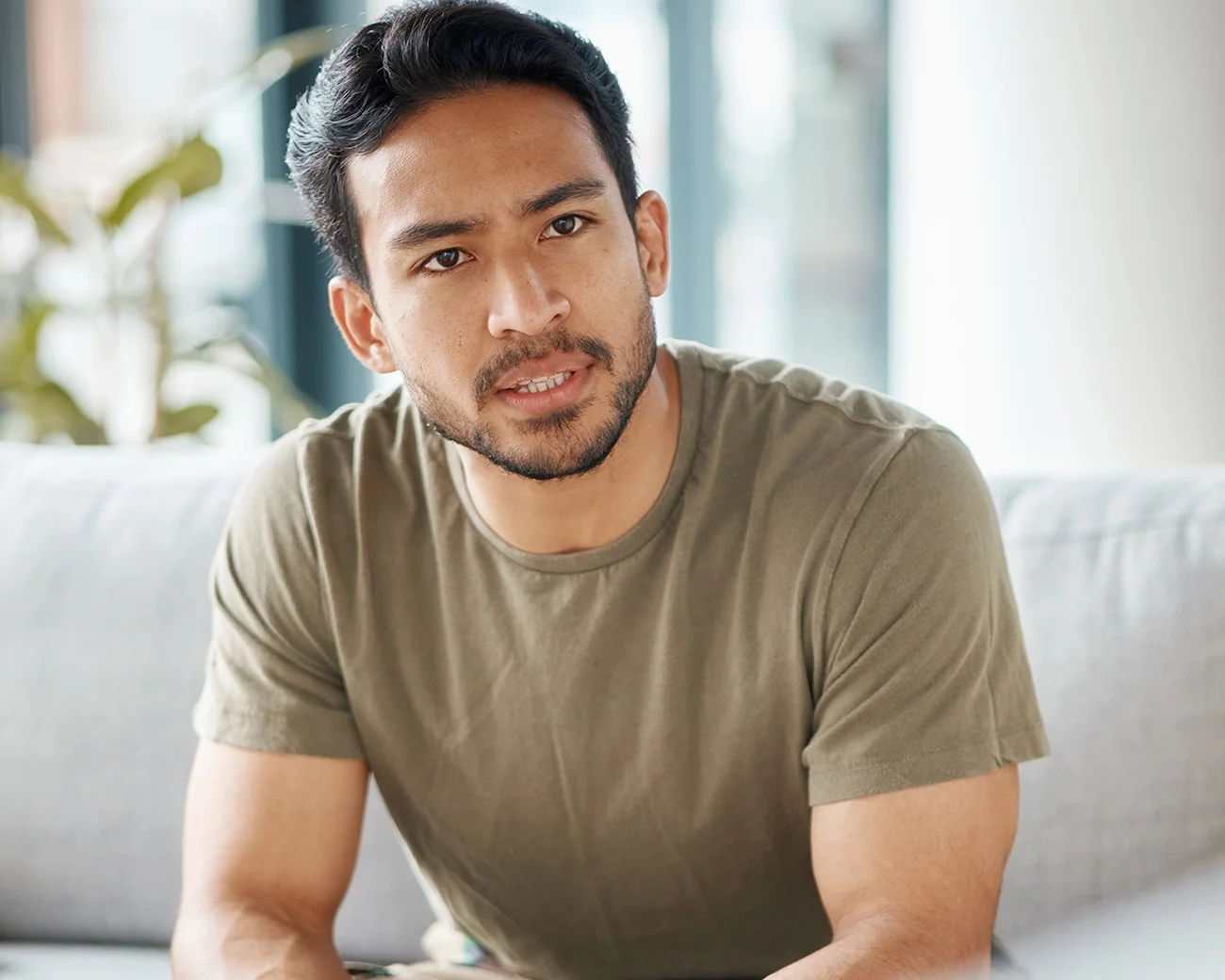 Man met ernstig gezicht