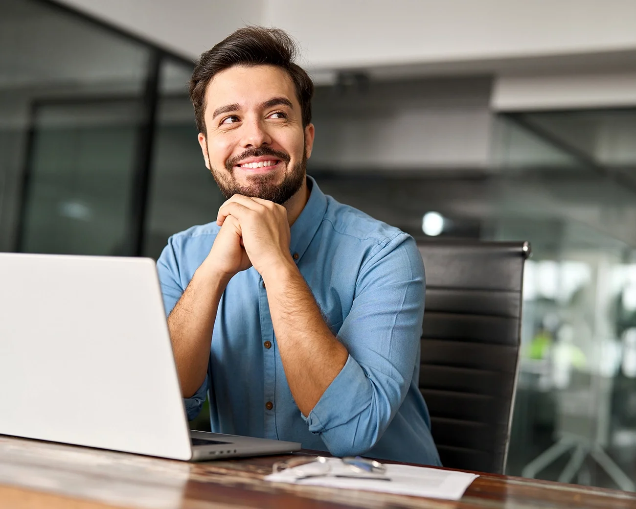 Projectmanager zittend achter laptop in overheidsgebouw