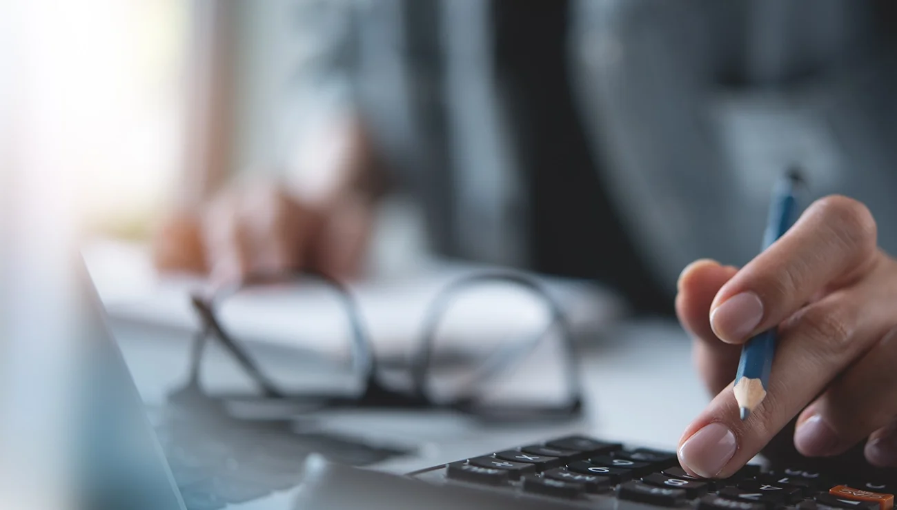 Psycholoog voert aantekeningen in op computer