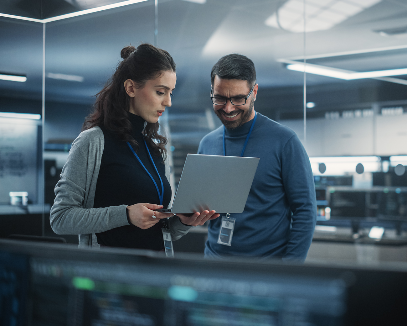 Mannelijke en vrouwelijke collega's in overleg