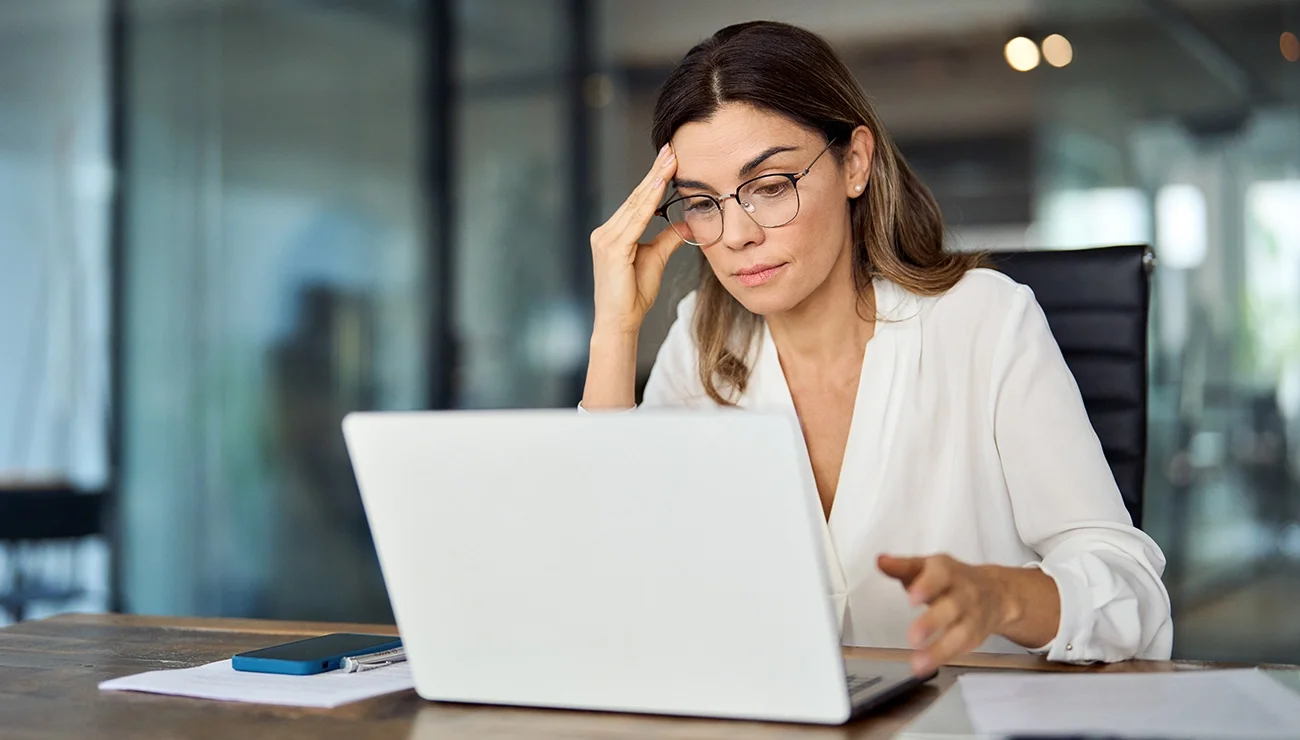 Vrouw stressvol achter haar laptop