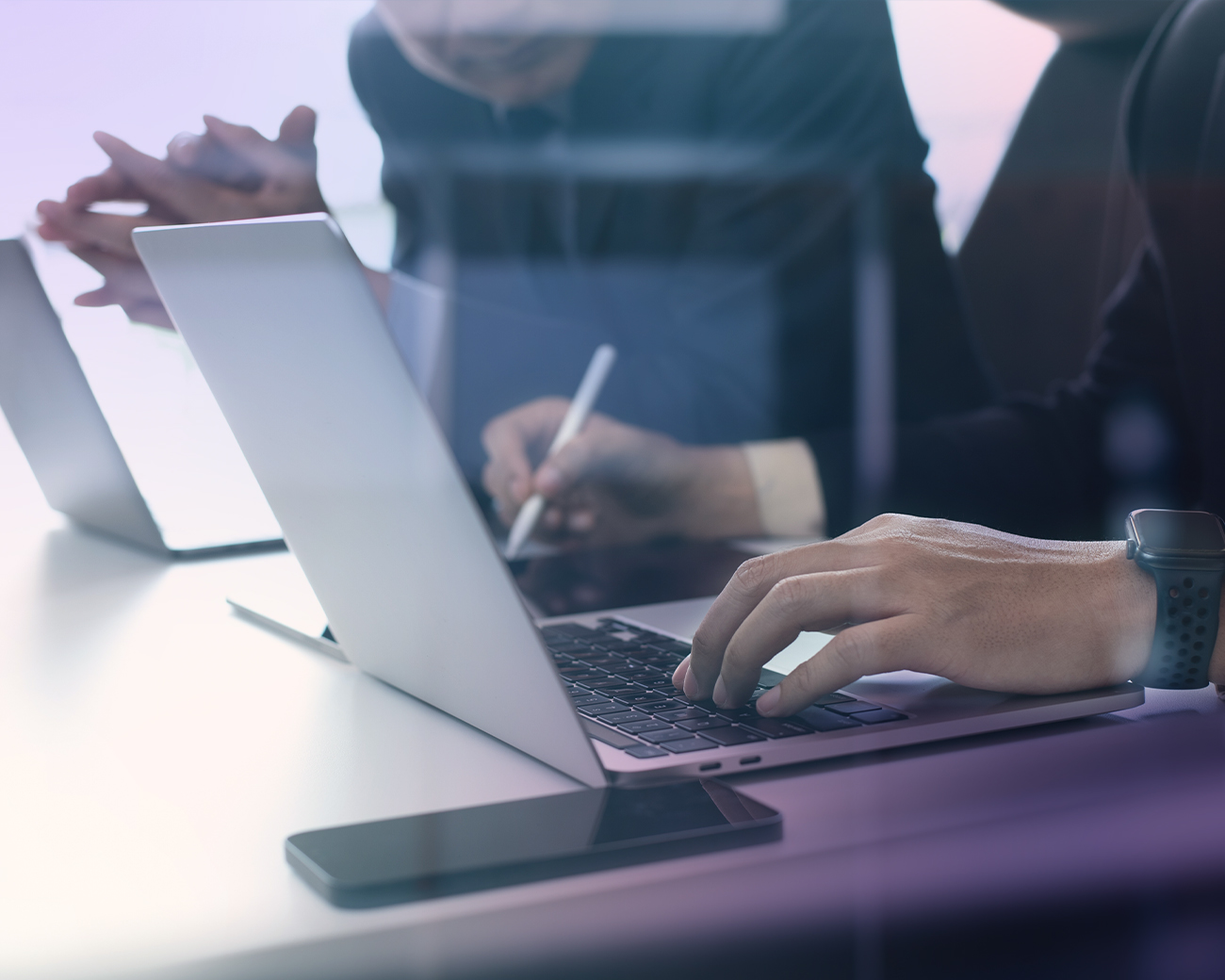 IT-professionals werken samen achter laptops