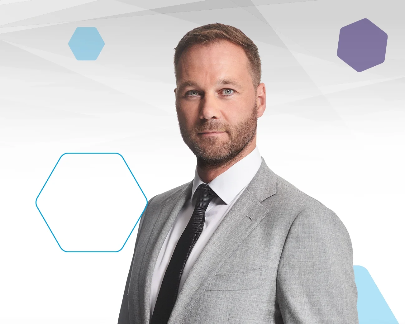 Man met donkerblauwe stropdas en pak aan