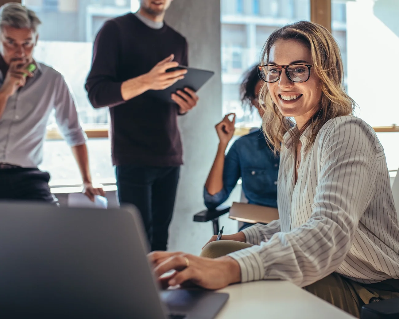 Vrouw laat scherm aan team zien