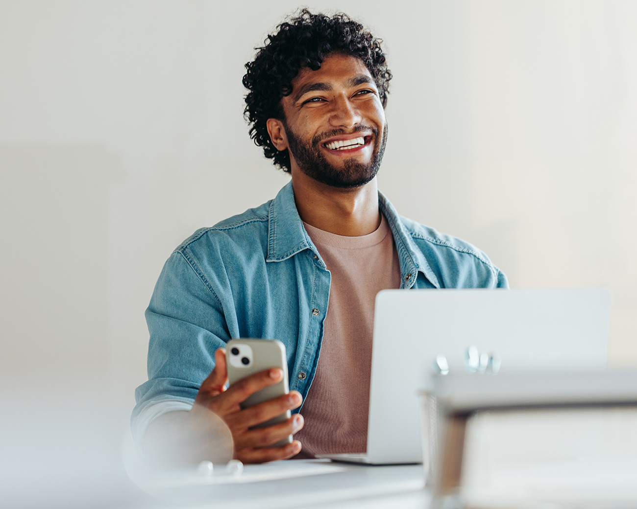 Lachende financieel professional achter laptop