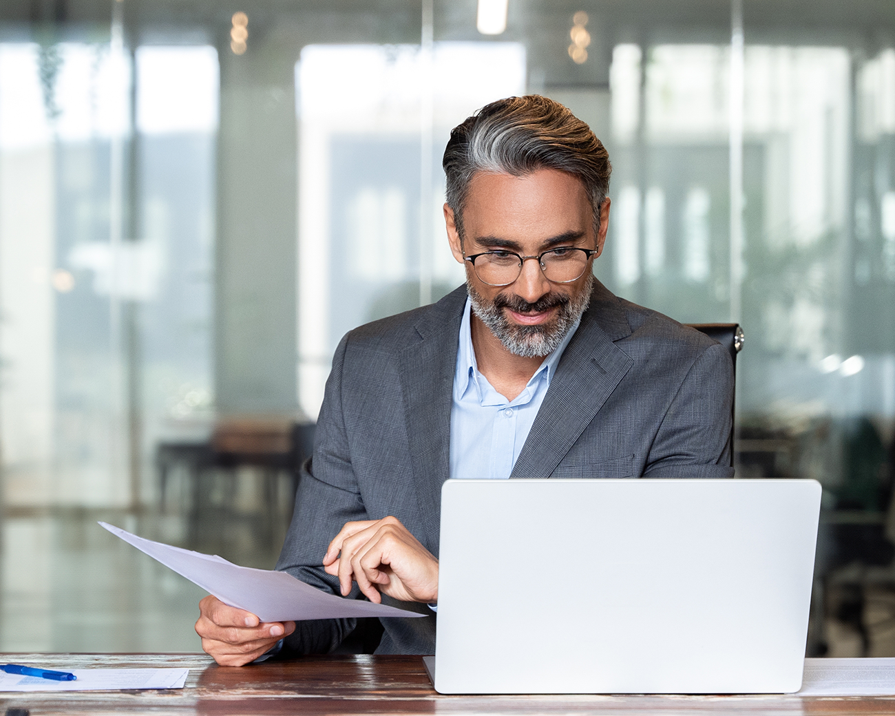 Zakenman bestudeerd subsidies en belastingvoordelen op laptop