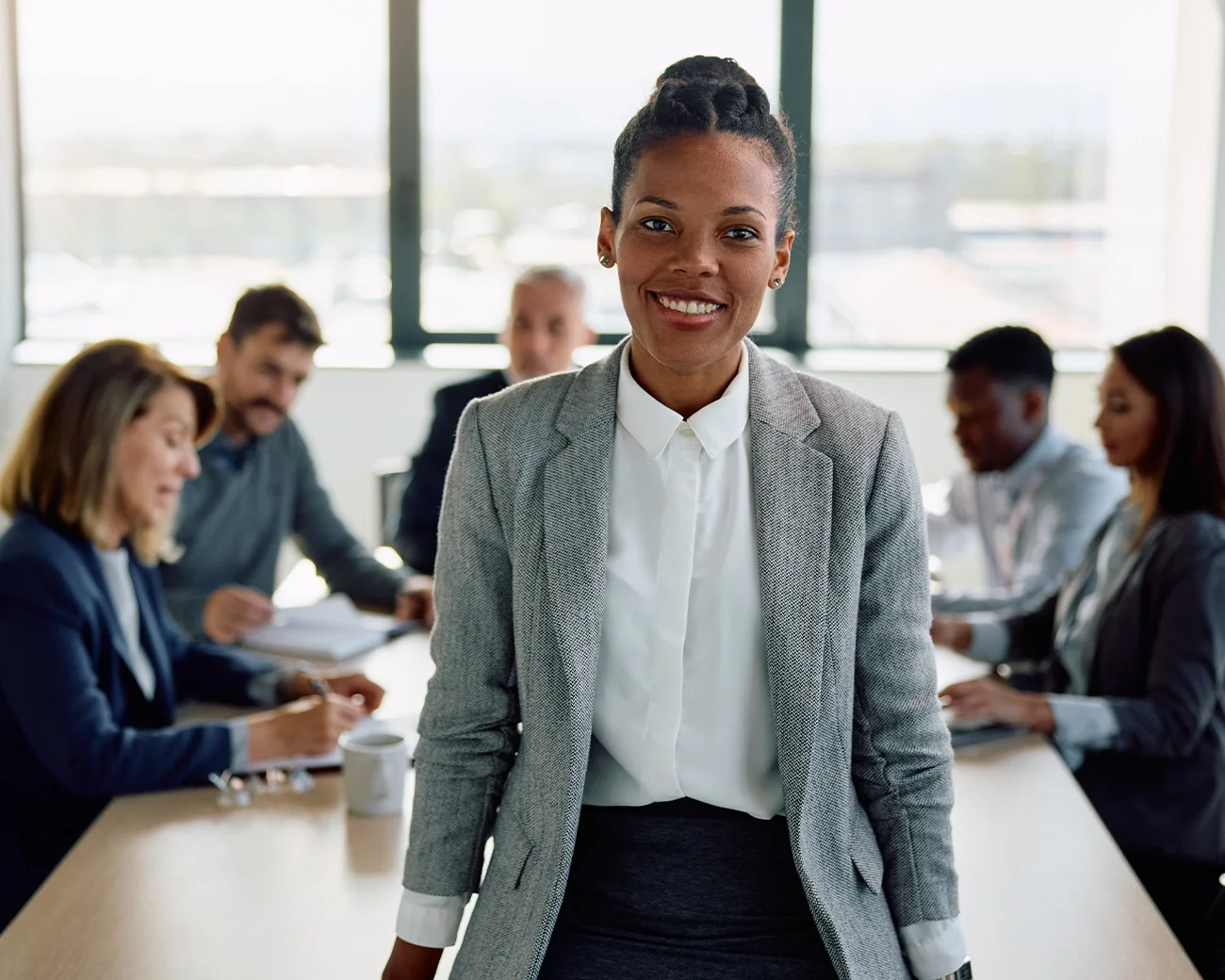 Vrouwelijke programmamanager zit op tafel tijdens overleg