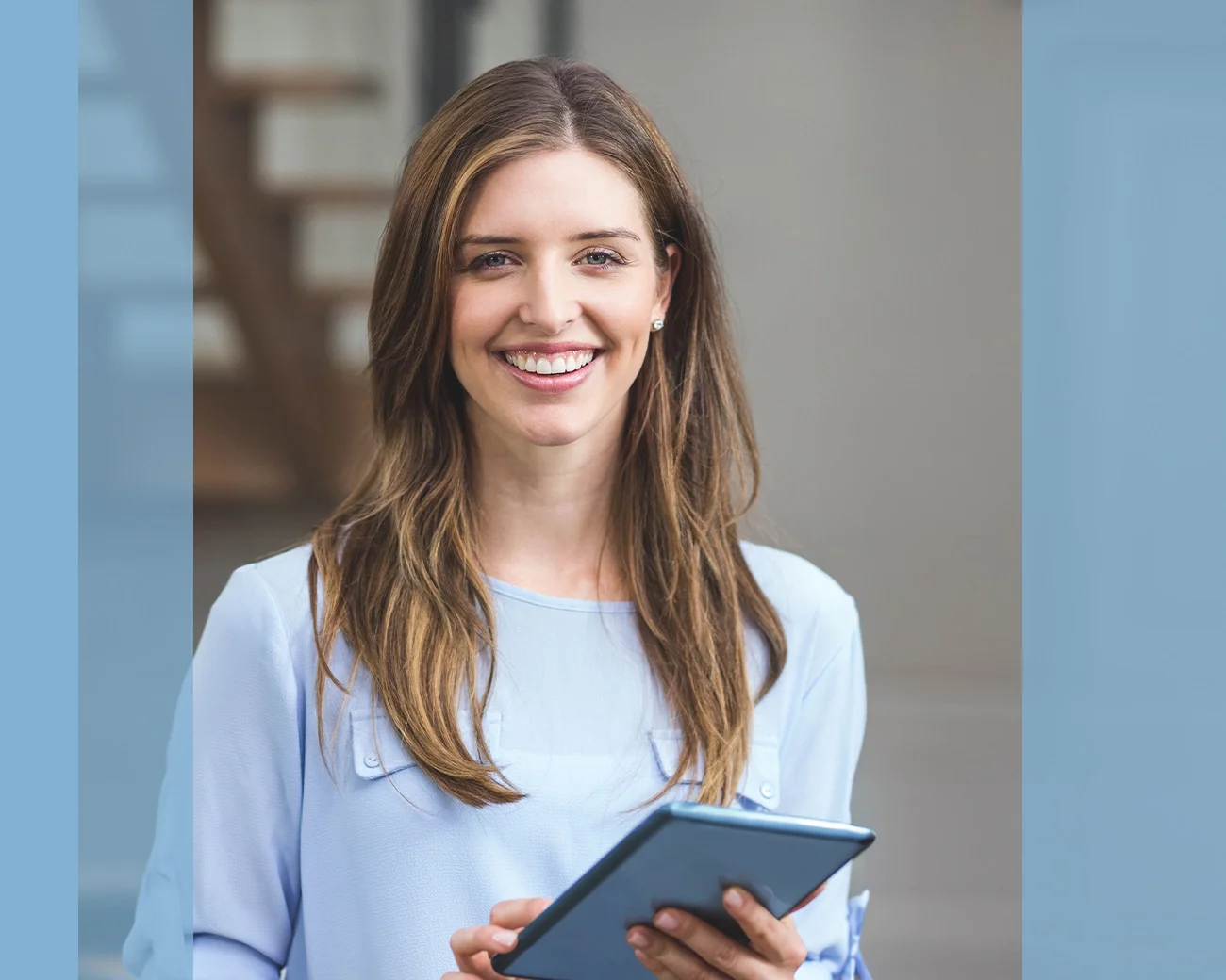 Lachende supportprofessional met IPad in handen