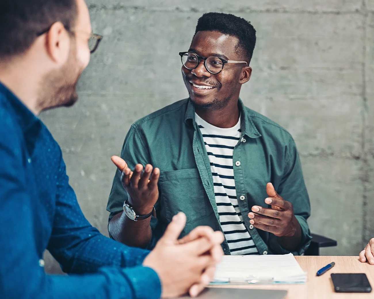 Medewerker interviewt collega