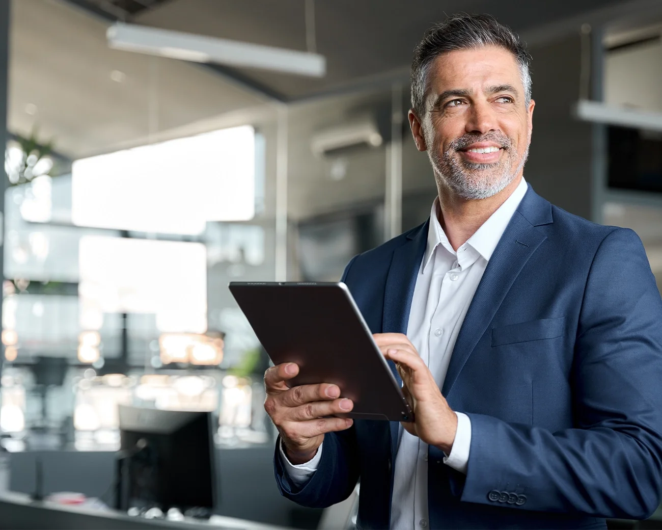 man met tablet in zijn handen