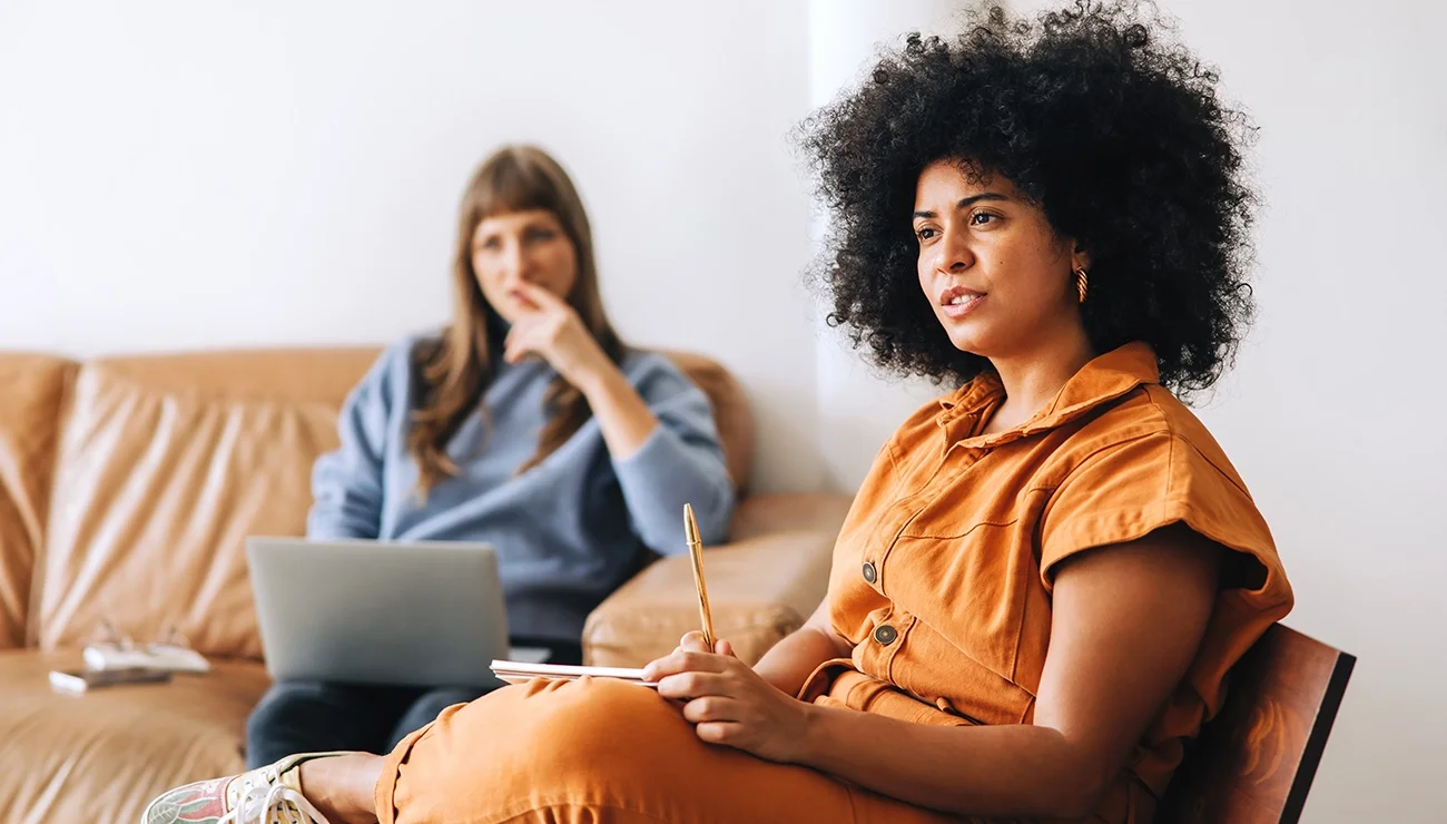 Vrouw met vrpuw op bank