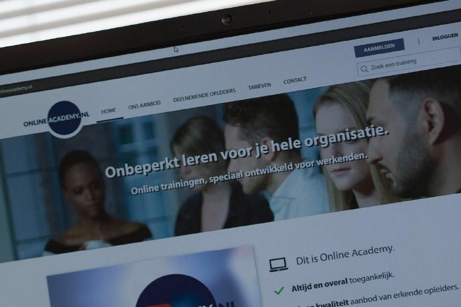 Computerscherm met browservenster van Online Academy geopend
